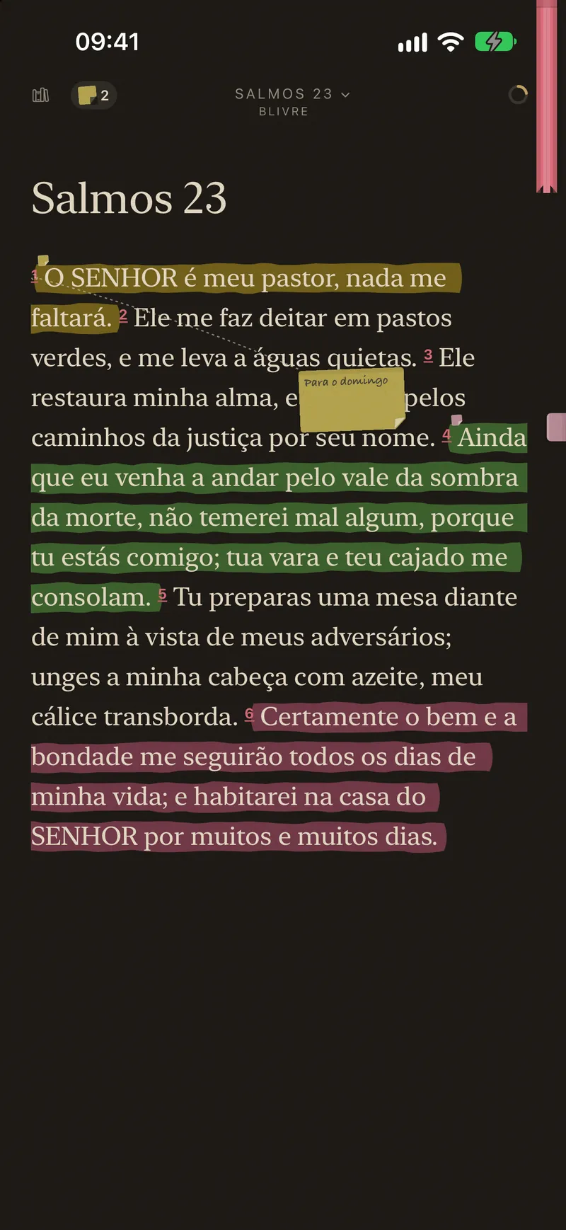 Salmo 23 com marca-texto, um post-it aberto no versículo 1 e a orelha de outro no versículo 4